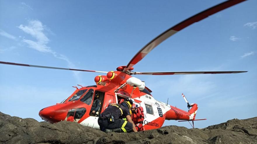 Un helicóptero evacúa a un hombre que sufrió una caída en la playa de Vargas