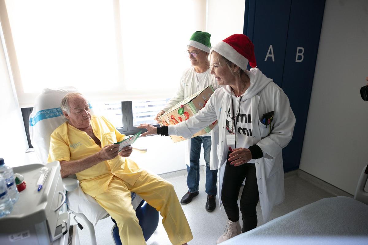 Las postales navideñas de los alumnos de Cas Serres llegan un año más al Hospital Can Misses Las postales navideñas de los alumnos de Cas Serres llegan un año más al Hospital Can Misses