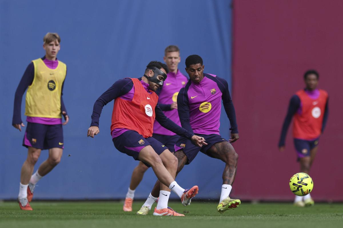 Eric Garcia, en primer término, durante el entrenamiento.