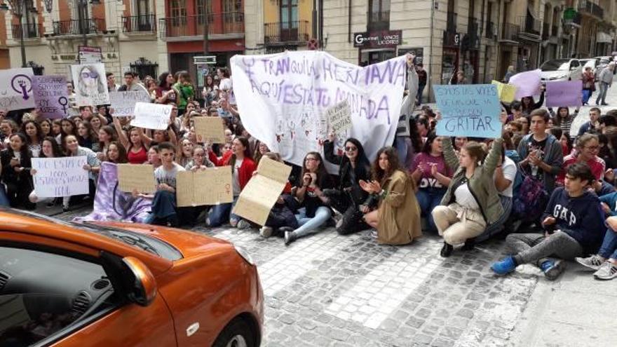 Los jóvenes cortando el tráfico en la plaza de España.