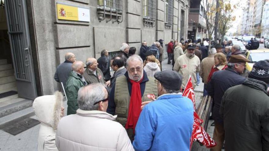 El PP hace valer su mayoría en las Cortes para rechazar el anticipo de la extra a enero