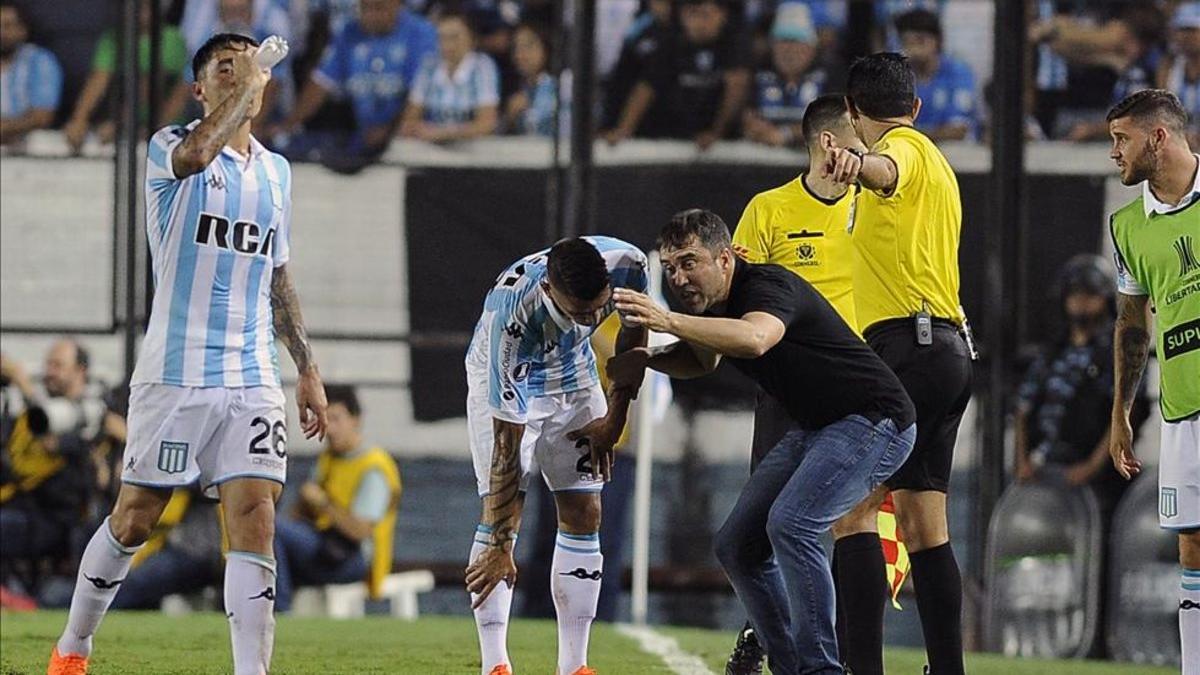 Ricardo Centurión fue separado por una discusión con Coudet en el partido con River Plate