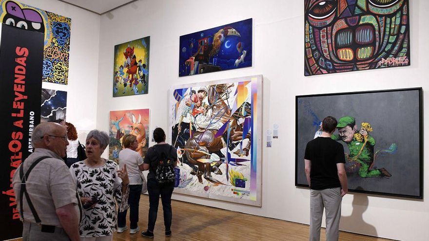 El arte urbano conquista las plazas y las miradas de los murcianos en la Noche de los Museos