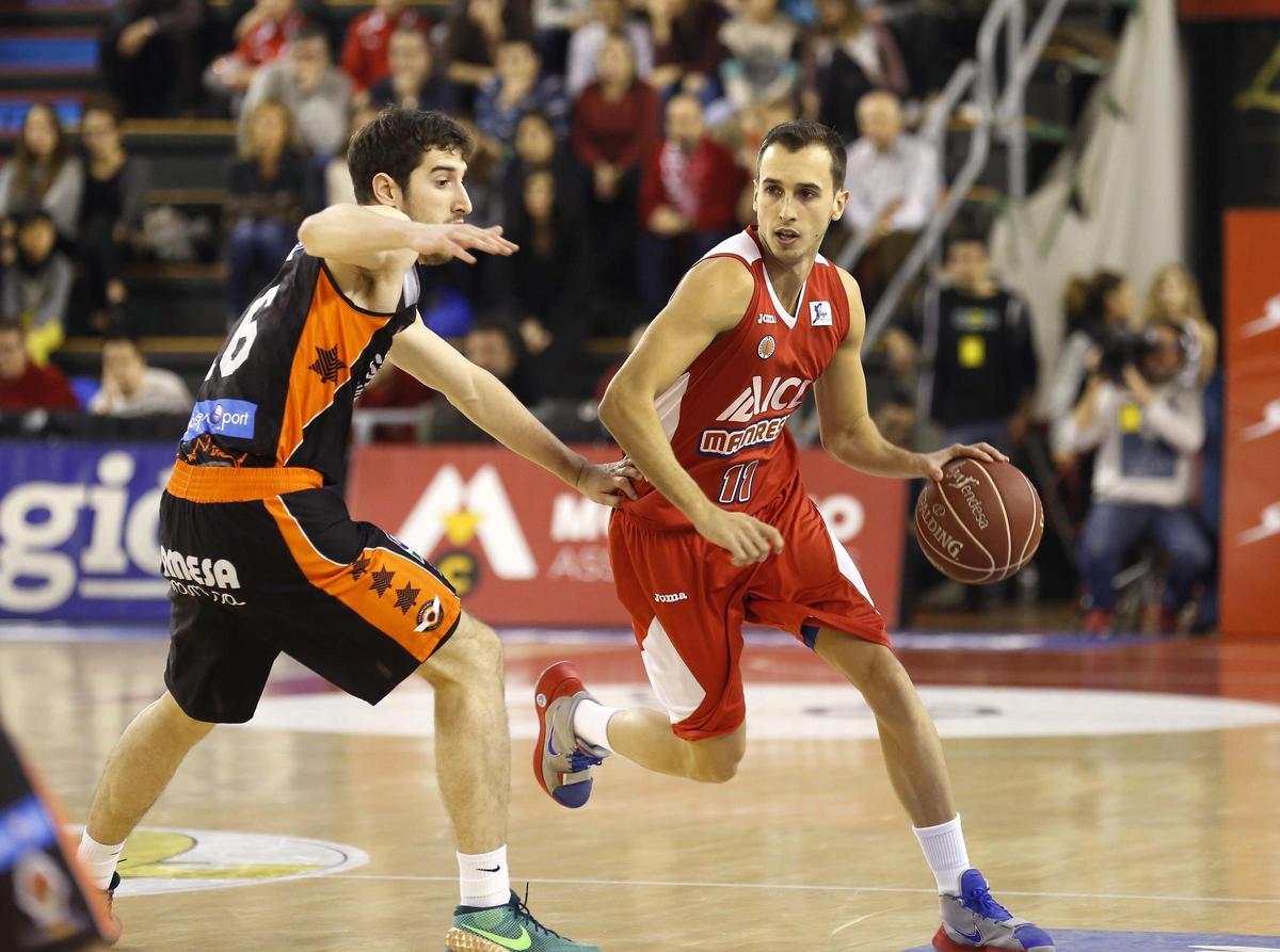 Álex Hernández, defensat per Guillem Vives, en la temporada 2015/16 vestint la samarreta de l'ICL Manresa