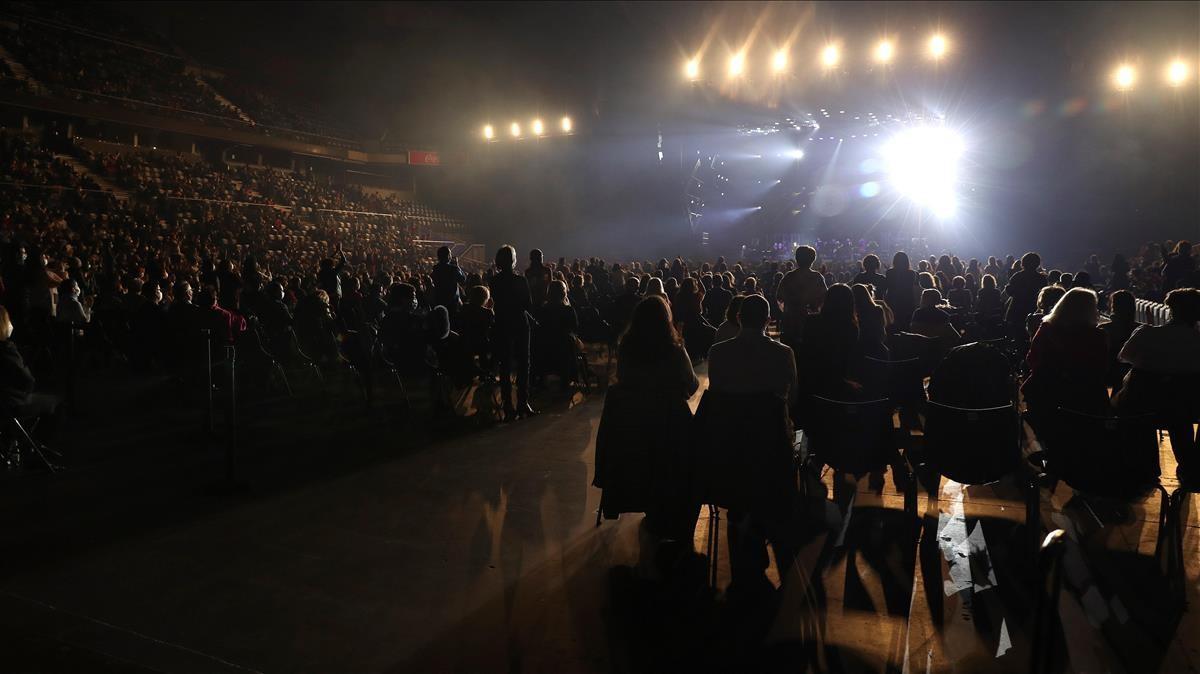 MADRID  19 12 2020 -Vista general del concierto del cantante Raphael  para celebrar sus 60 anos de carrera  esta noche en el Wizink Center de Madrid  que sera el concierto mas multitudinario del pais desde que estallo la pandemia de covid-19 -EFE Kiko Huesca