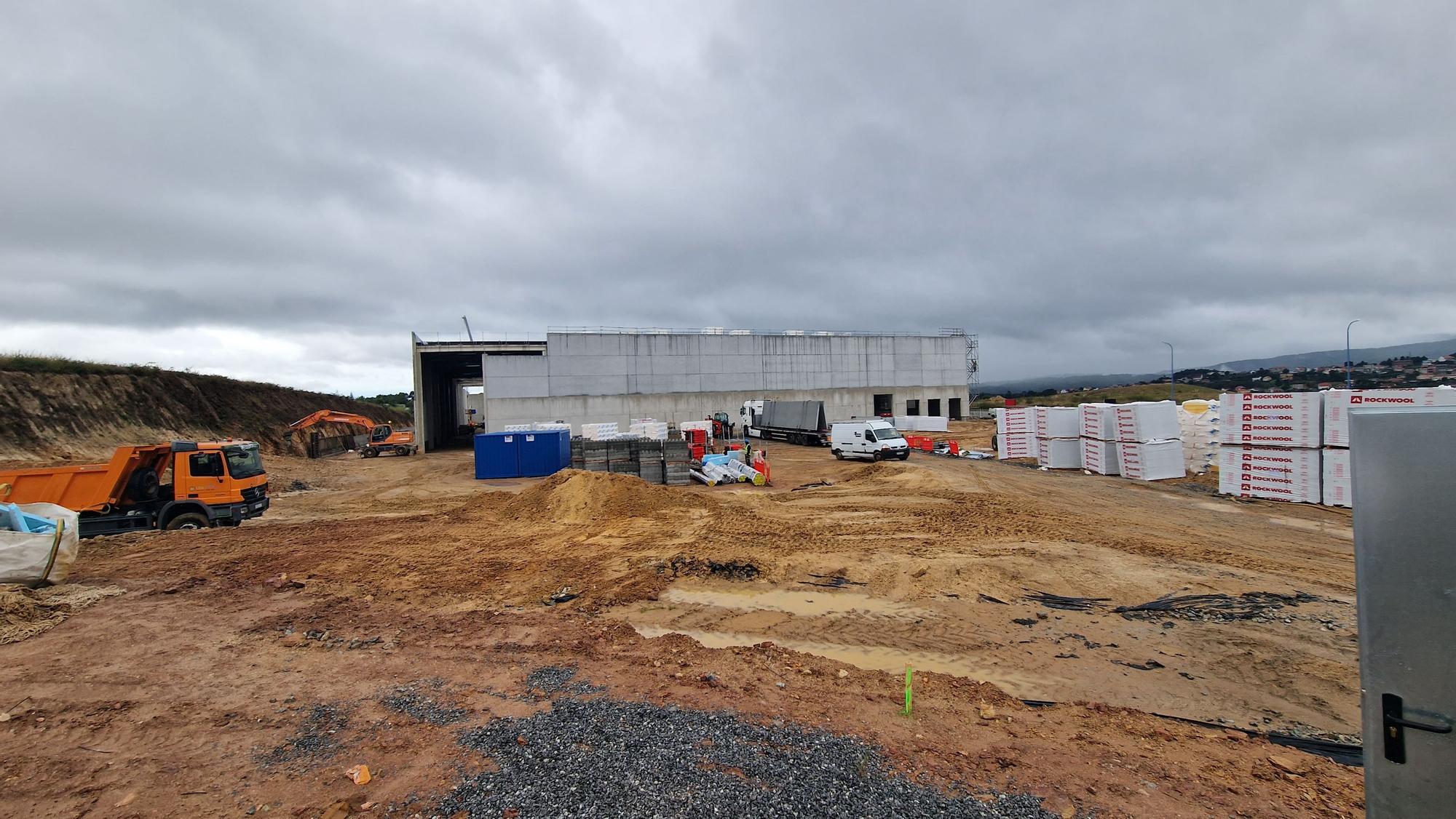 Obras de construcción de la megaplanta de Conservas Cerqueira, en el polígono industrial de Té (Rianxo).