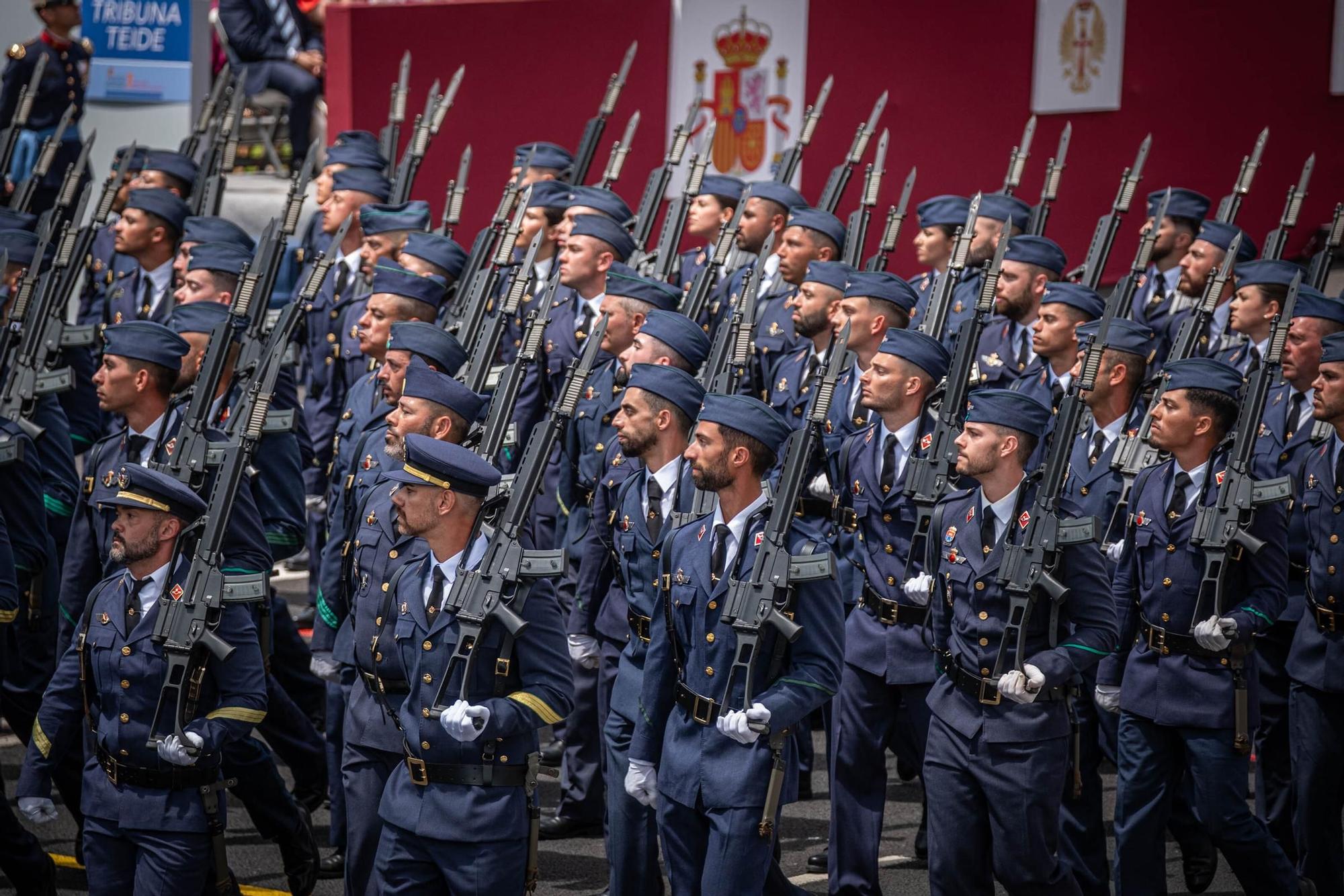 Las mejores imágenes del desfile militar de las Fuerzas Armadas en Tenerife con la presencia de Sus Majestades los Reyes