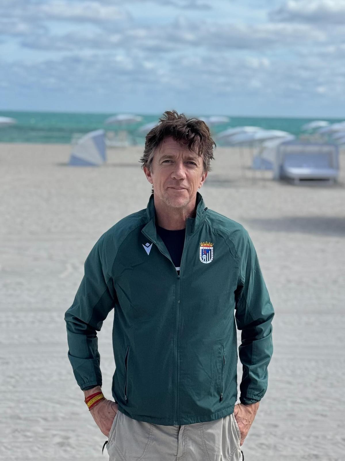 Colate luce en Miami el escudo del CD Badajoz.