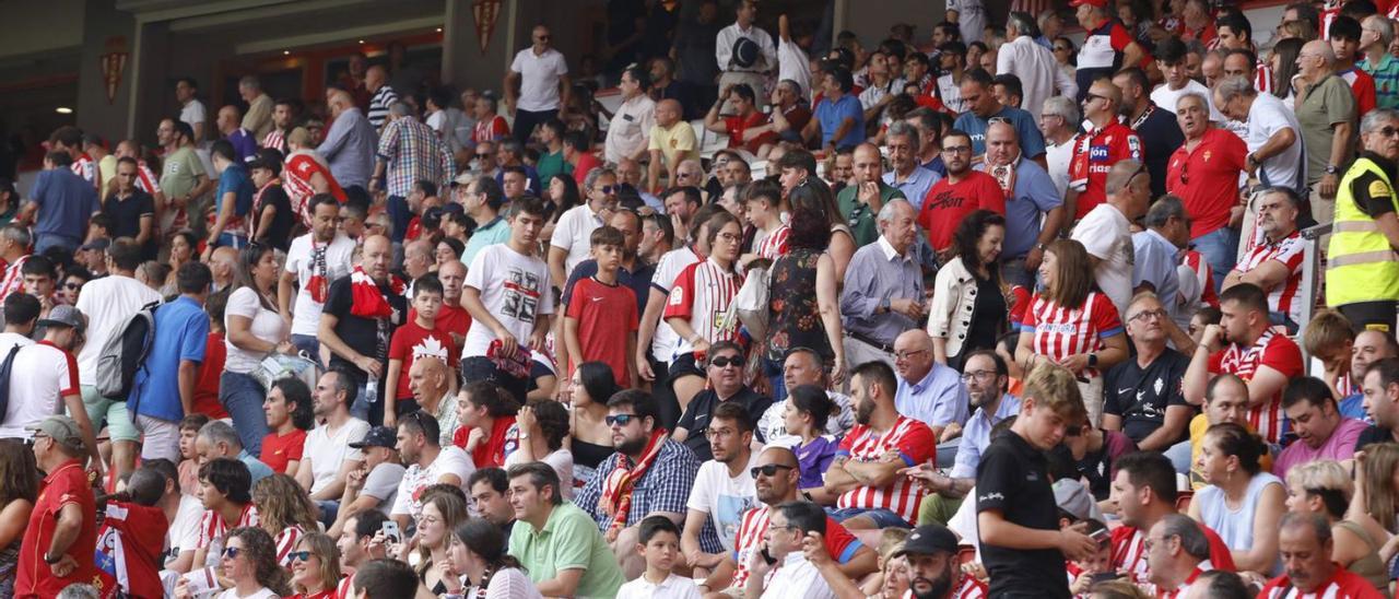 El público de El Molinón, durante un momento del partido ante el Racing. En el círculo, uno de los desfibriladores del campo. | Ángel González