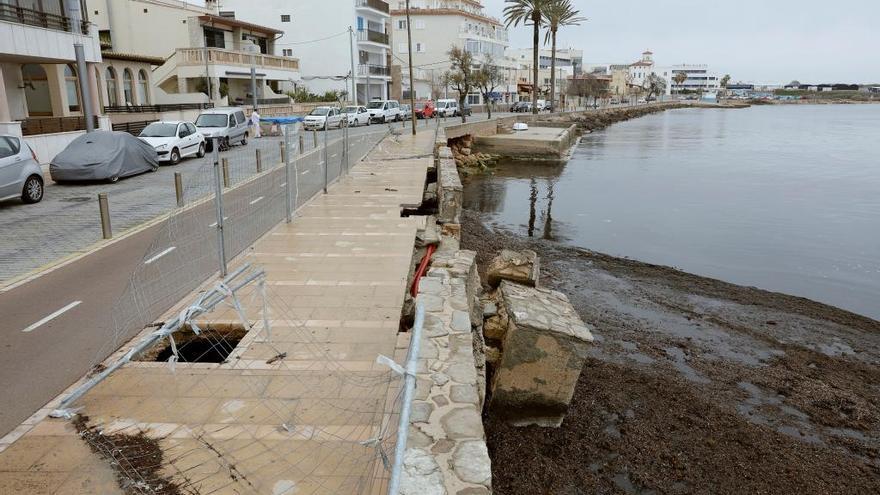 Los desperfectos en el paseo de Cala Gamba se van acumulando desde hace años.