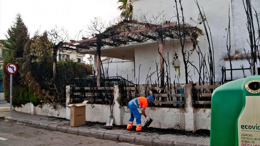 Los bomberos sofocan el fuego de una casa en Los Castellanos