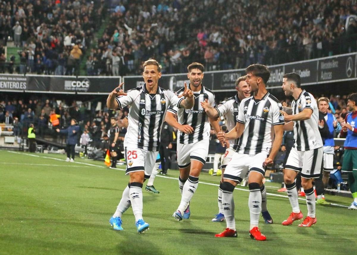 La celebración de la plantilla albinegra tras el gol de Ronaldo Pompeu