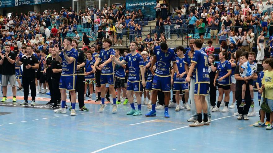 La plantilla del Cangas celebra la permanencia en Asobal tras la promoción con el Burgos.