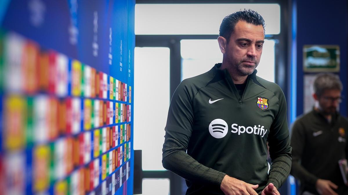 Xavi, al entrar en la sala de prensa en la previa del Barça - PSG