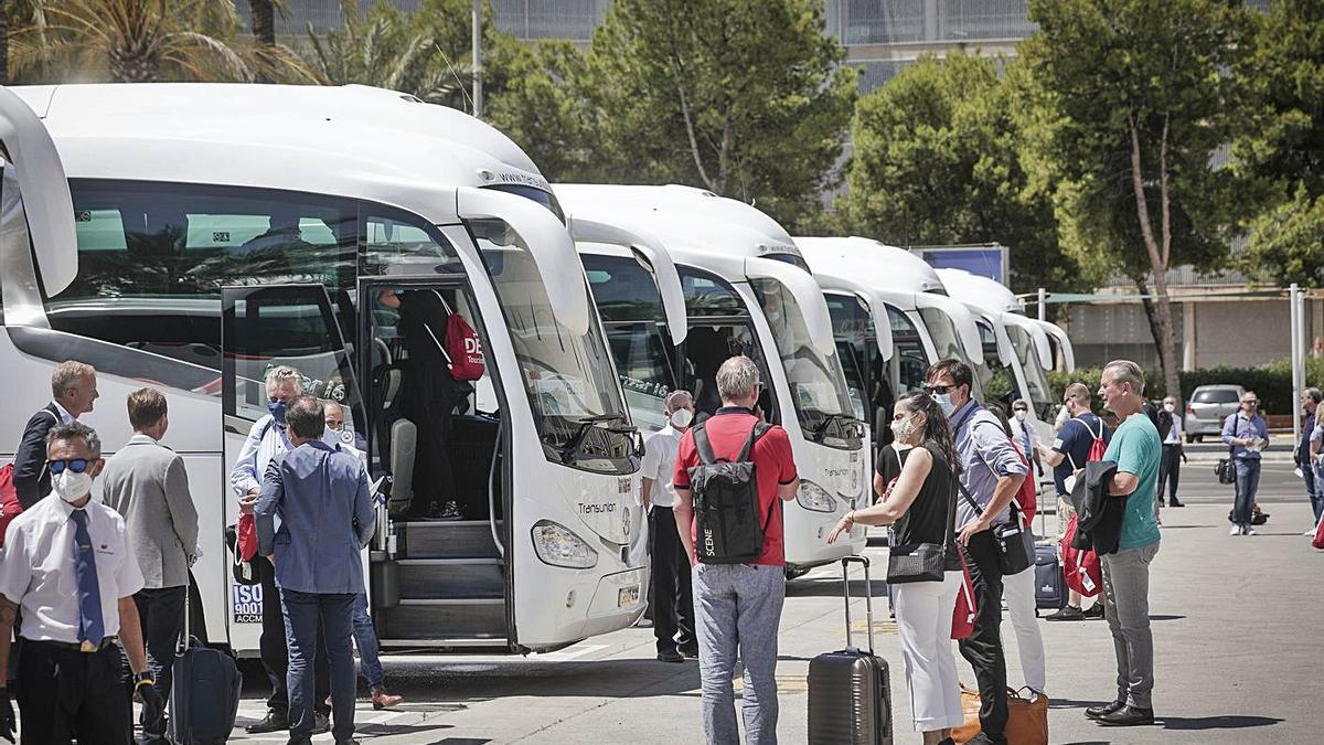 La congelación de salarios en el transporte turístico divide a los ...