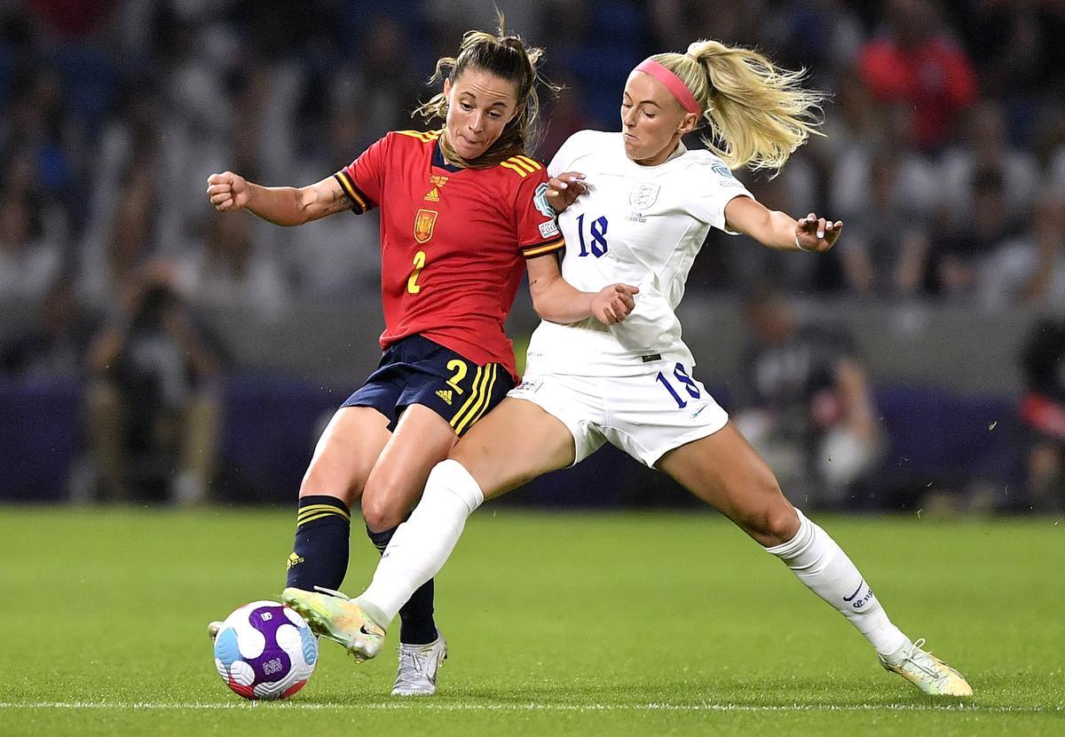 Ona Batlle (L) de España en acción contra Chloe Kelly (R) de Inglaterra durante el partido de cuartos de final de fútbol de la UEFA EURO 2022 Femenina entre Inglaterra y España en Brighton, Gran Bretaña, el 20 de julio de 2022. (España, Reino Unido) EFE/EPA/ vince mignott