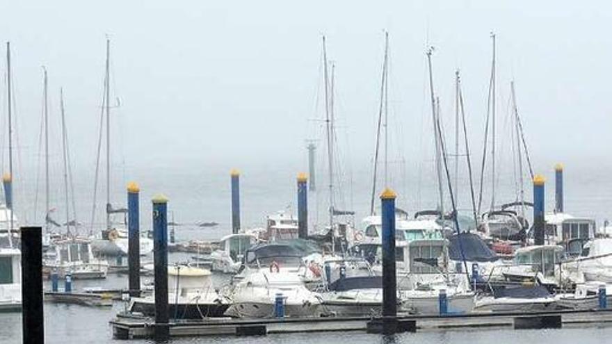 Piragüistas, junto a los nuevos pantalanes en Os Barcos.