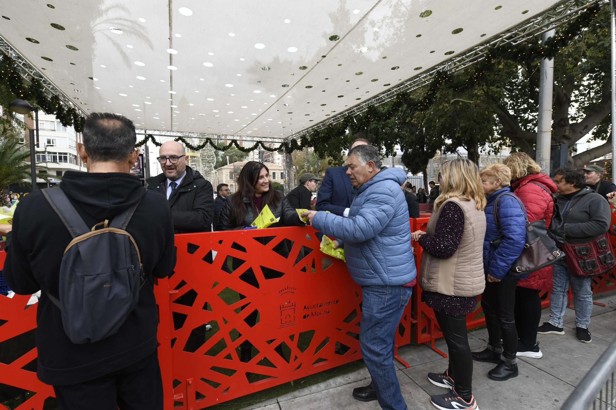 Reparto de pasteles de carne y marineras en la Plaza Circular de Murcia