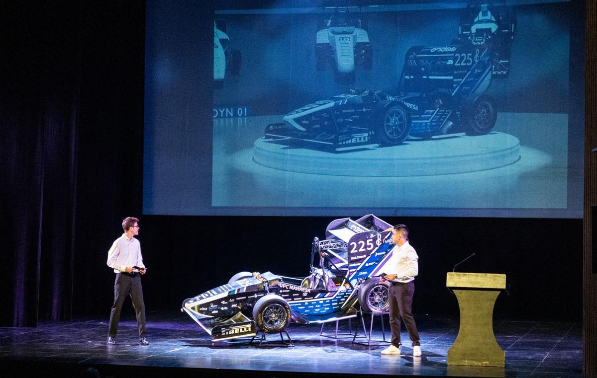 Presentació d'un vehicle de Dynamics-UPC Manresa al Teatre Conservatori