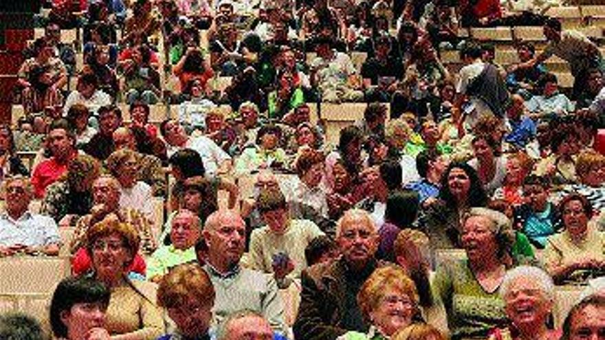 El concierto de Martín Valverde congregó a los aficionados a la canción de inspiración cristiana. / j.l. oubiña