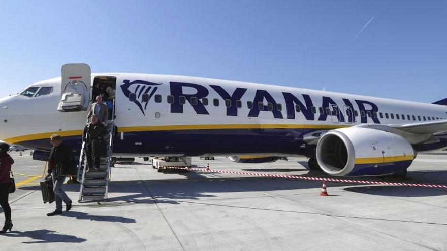 Ryanair cobrará cinco euros por subir la maleta de mano a cabina - La Nueva  España