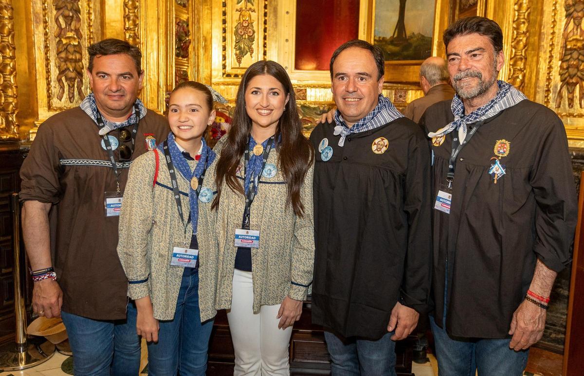 El presidente Pérez Llorca y el alcalde Luis Barcala junto al presidente de la Federació de Fogueres, David Olivares, y las belleas del Foc, Adriana Vico y Valentina Tárraga.