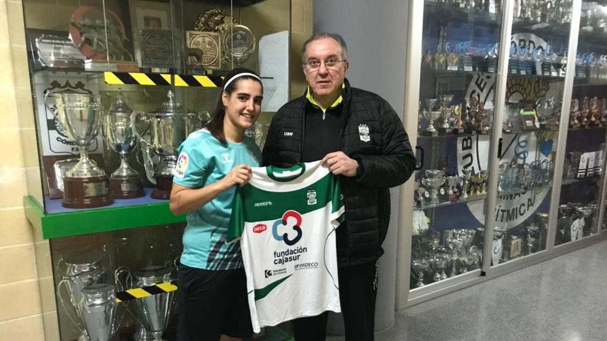 Ana Cruz junto al presidente del Cajasur Deportivo Córdoba, Rafael Pablo García.