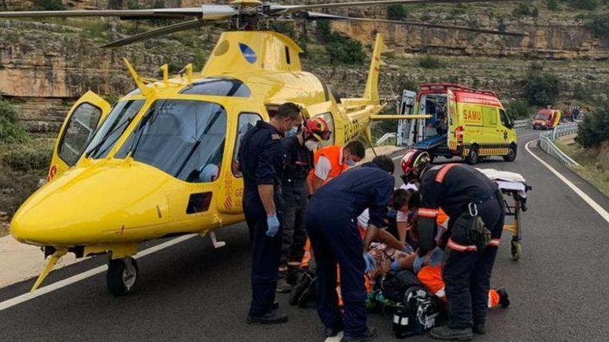 Evacuado en helicóptero un motorista tras sufrir un espectacular accidente en Morella