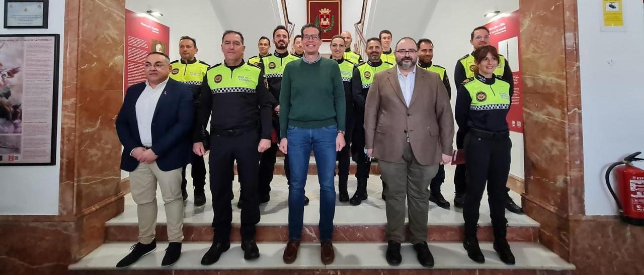 Los nuevos agentes de la Policía Local con el intendente general, el alcalde y los concejales de Seguridad y Personal.