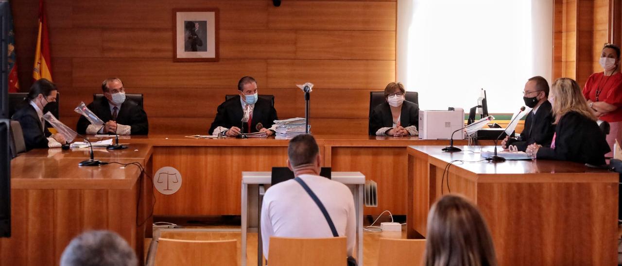 Al juicio solo acudió uno de los dos acusados.