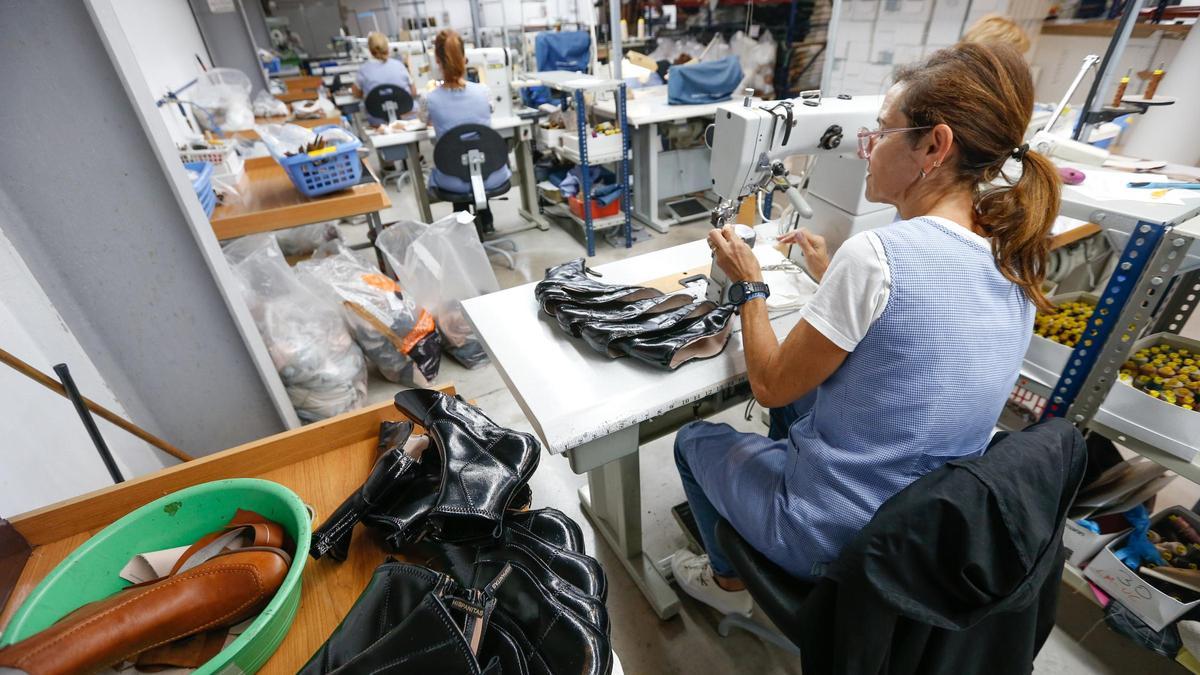 Fábrica de calzados en Petrer, con un elevado porcentaje de empleo femenino.
