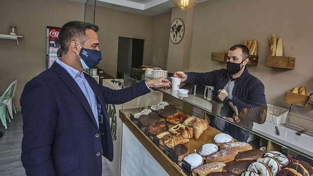 Abajo, un hombre se lleva un café en Alicante. Abajo, un hombre se lleva un café en Alicante.