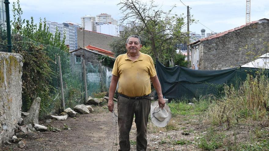 La pequeña 'aldea' que sobrevive en medio de Visma, en A Coruña, ante las futuras 4.000 viviendas nuevas: "Nací, crecí, moriré y me enterrarán aquí"