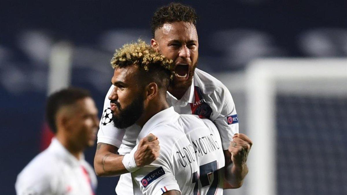 Choupo-Moting celebra con Neymar el gol de la victoria ante la Atalanta
