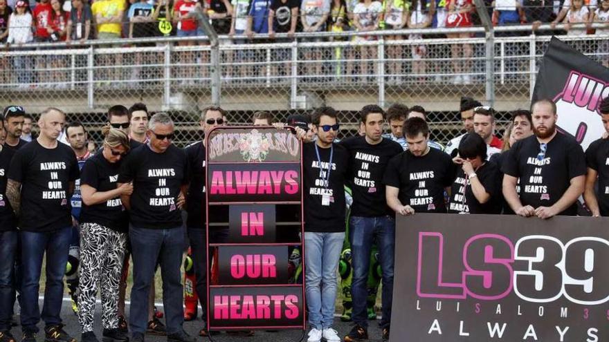 Minuto de silencio en el circuito barcelonés antes de comenzar las carreras.