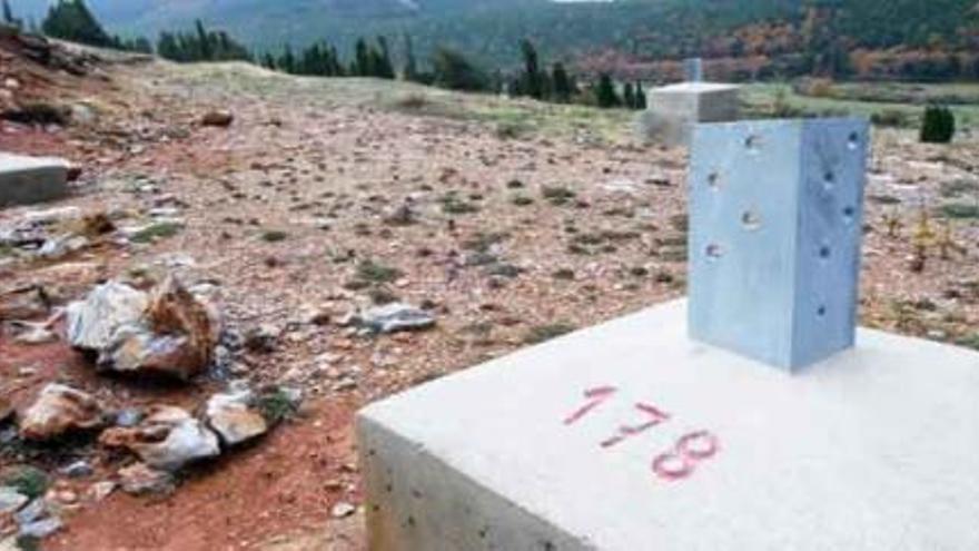 Apoyos para la línea eléctrica en Velilla del Río Carrión, en Palencia.