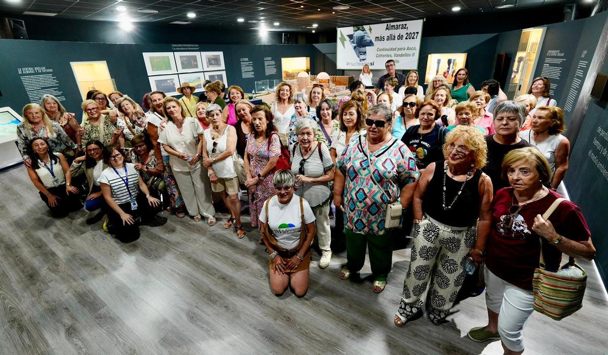 Integrantes del colectivo en el centro de información de la planta cacereña.