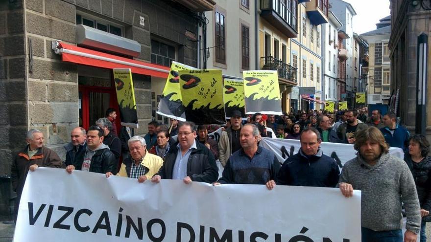 Los pescadores de Luarca se manifiestan en contra de la instalación de la planta mejillonera frente a la costa valdesana