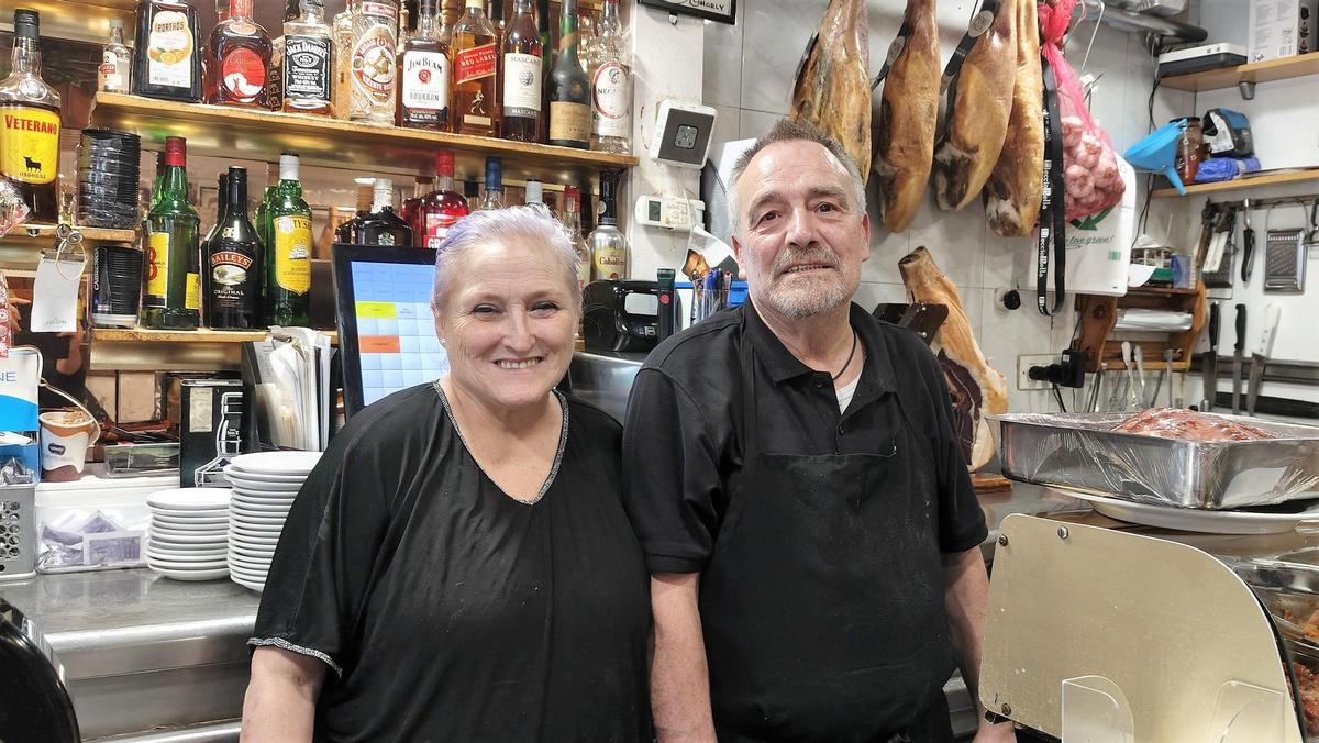 María Escalé y Charly Paradela, propietarios de Bar Charly.