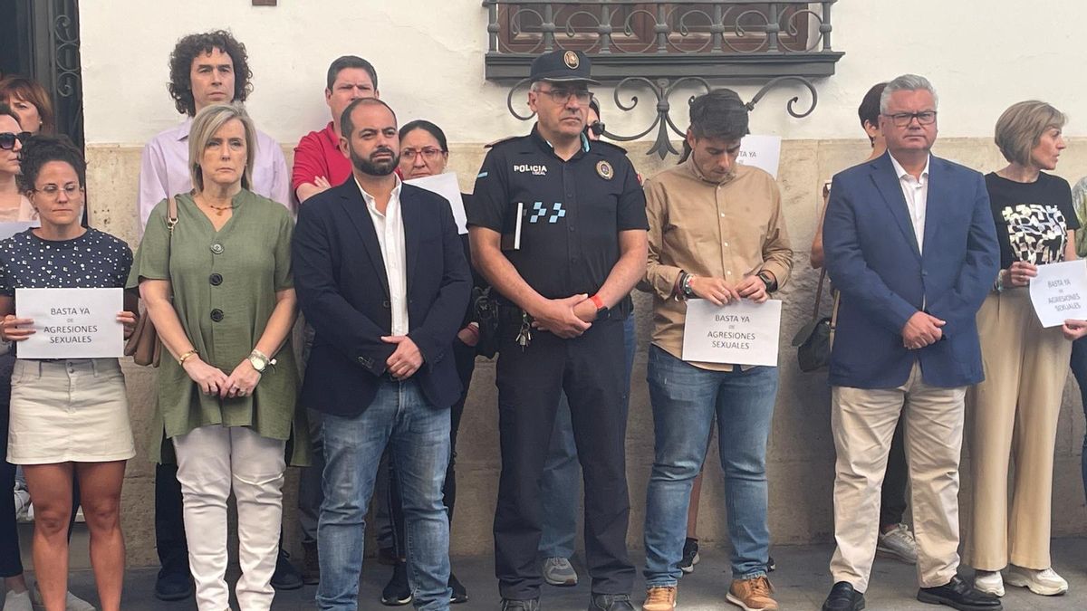 Alcalde y autoridades, en la concentración en repulsa por la agresión sexual, este lunes, en Puente Genil.