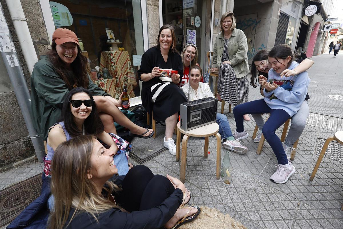 Un grupo de pontevedresas, reunidas alrededor de una radio en la calle Marquesa.