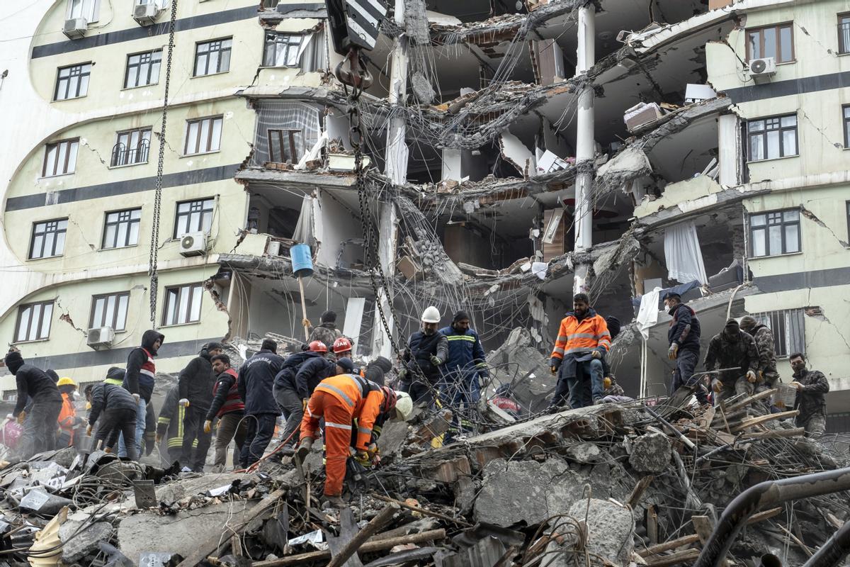 Diyarbakir (Turkey), 06/02/2023.- Emergency personnel search for victims at the site of a collapsed building after an earthquake in Diyarbakir, southeast of Turkey, 06 February 2023. According to the US Geological Service, an earthquake with a preliminary magnitude of 7.8 struck southern Turkey close to the Syrian border. The earthquake caused buildings to collapse and sent shockwaves over northwest Syria, Cyprus, and Lebanon. Hundreds of people have died and more than seven thousand have been injured in Turkey, according to AFAD, Turkish Disaster and Emergency Management Presidency. (Terremoto/sismo, Chipre, Líbano, Siria, Turquía, Estados Unidos) EFE/EPA/REFIK TEKIN