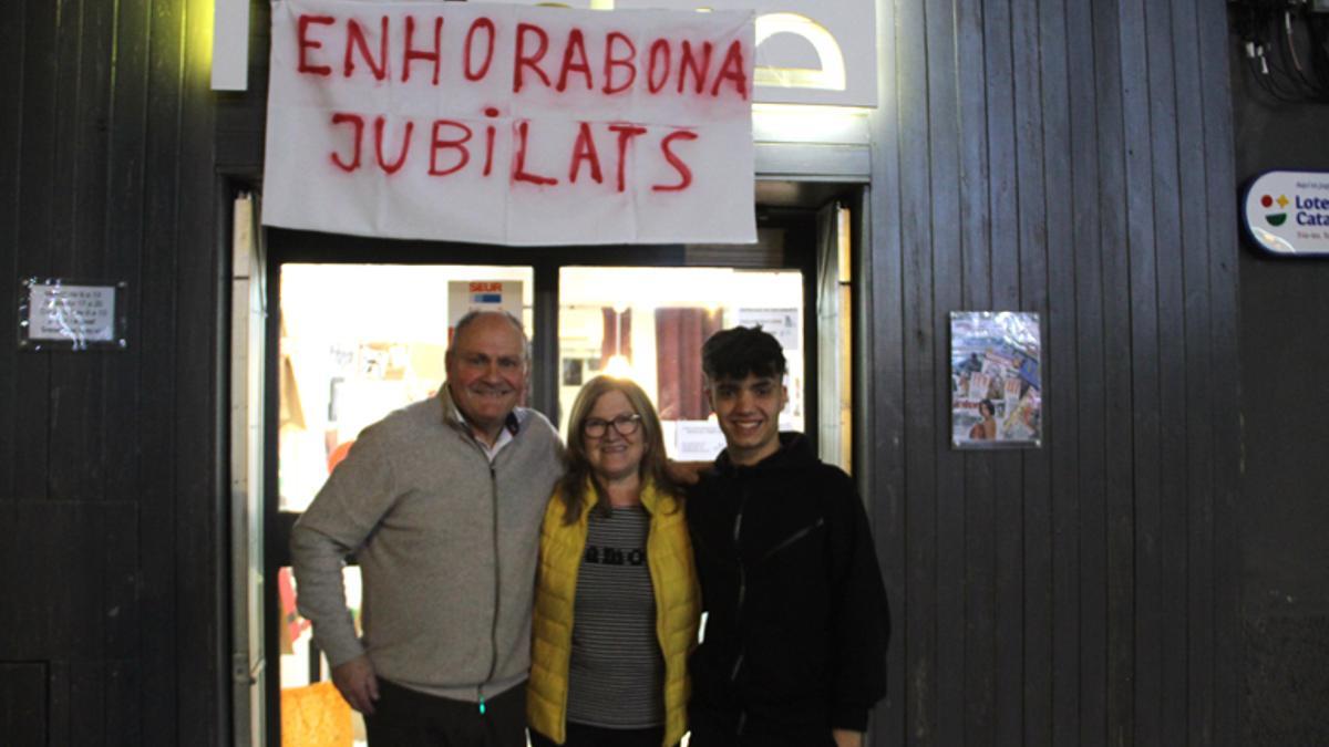 Fotografia Isidre de Sant Fruitós passa a mans d'un jove arran de la jubliació dels propietaris