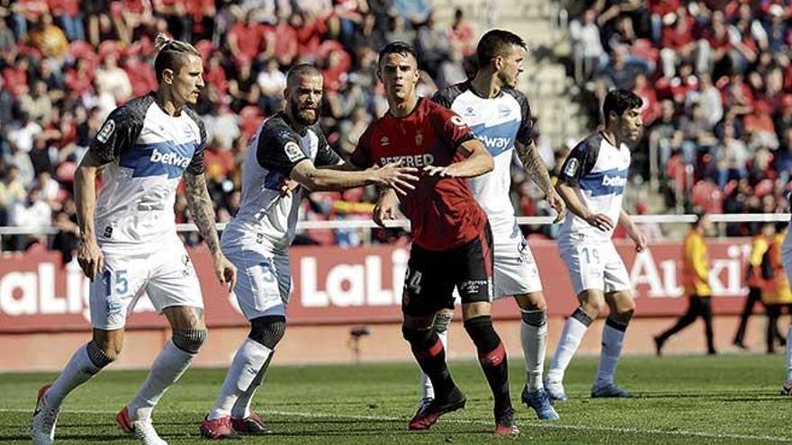 Valjent es marcado por Laguardia en el partido del pasado sÃ¡bado ante el AlavÃ©s en Son Moix.