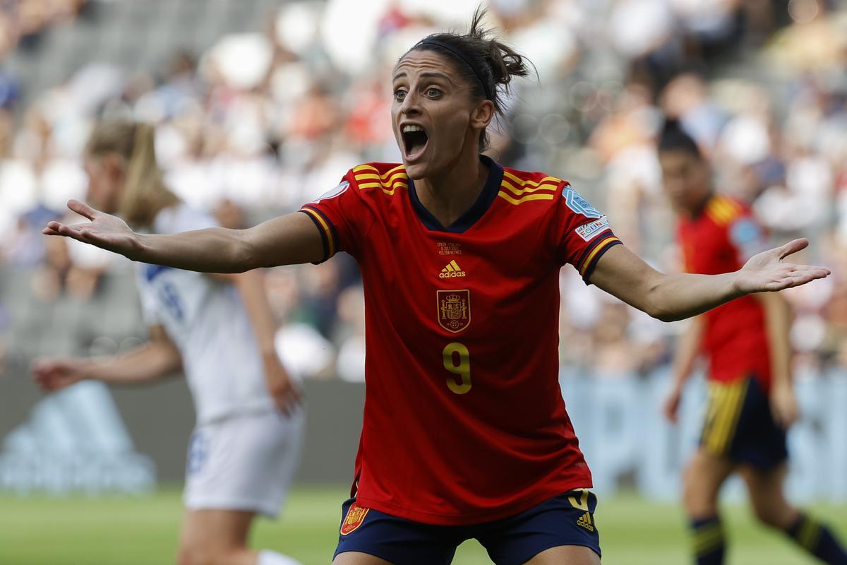 La delantera española Esther González reacciona durante el encuentro del grupo B de la Eurocopa Femenina entre España y Finlandia, este viernes en el Stadium MK en Milton Keynes (Reino Unido)
