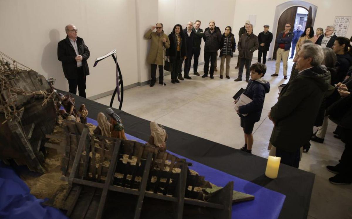 Los asistentes a la inauguración de «El pesebre de los mares».