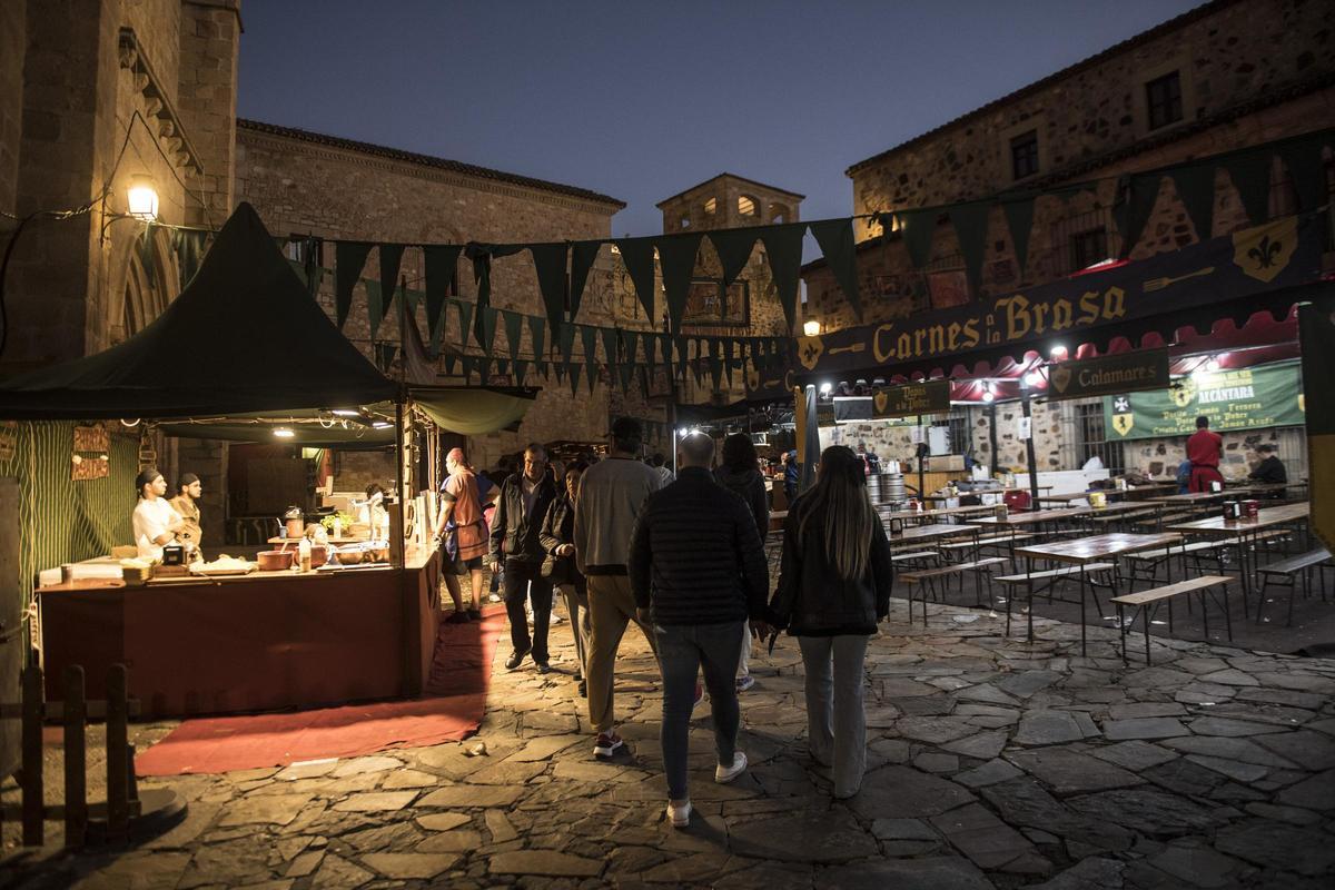 GALERÍA | Así es el Mercado Medieval de Cáceres con el regreso de la cetrería GALERÍA | Así es el Mercado Medieval de Cáceres con el regreso de la cetrería