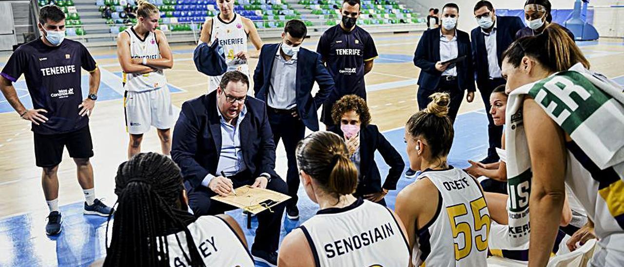 El entrenador Claudio García dando instrucciones.