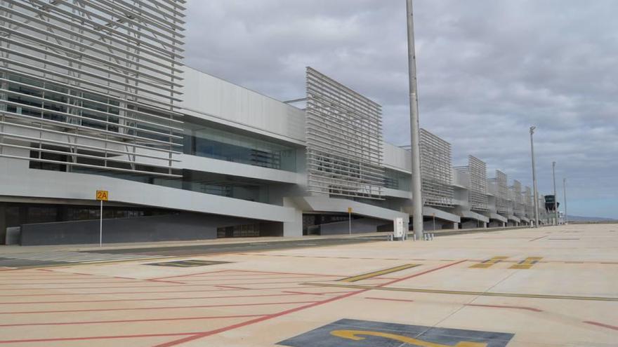 Instalaciones del aeropuerto de Corvera, que está cerrado desde enero de 2012.