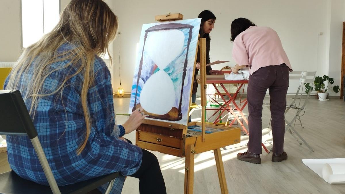 Tres de les mares artistes del Solsonès en el procés creatiu sobre el part